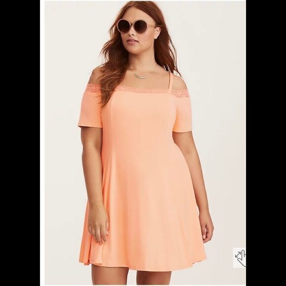 torrid LACE TRIM COLD SHOULDER FLUTED DRESS size 1x - Picture 2 of 9